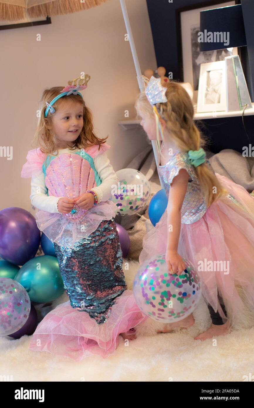 I bambini che giocano a vestire principesse Foto stock - Alamy