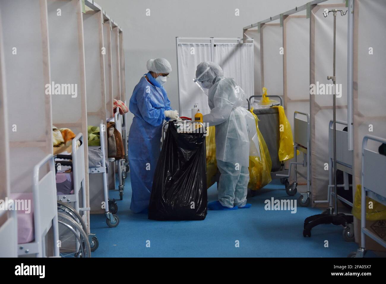 Tunisi, Tunisia. 21 Apr 2021. Operatori sanitari che indossano dispositivi di protezione individuale visto presso l'ospedale di campo nel distretto di Menzah, un complesso sportivo che è stato convertito per il trattamento dei crescenti casi COVID-19. In Tunisia, 93 persone sono morte, mentre 2,169 persone hanno contratto COVID-19, spingendo il pedaggio a 9,918 e 289,230 rispettivamente. I recuperi totali hanno raggiunto 239,104 con 2,511 aggiunte. (Foto di Jdidi wassim/SOPA Images/Sipa USA) Credit: Sipa USA/Alamy Live News Foto Stock