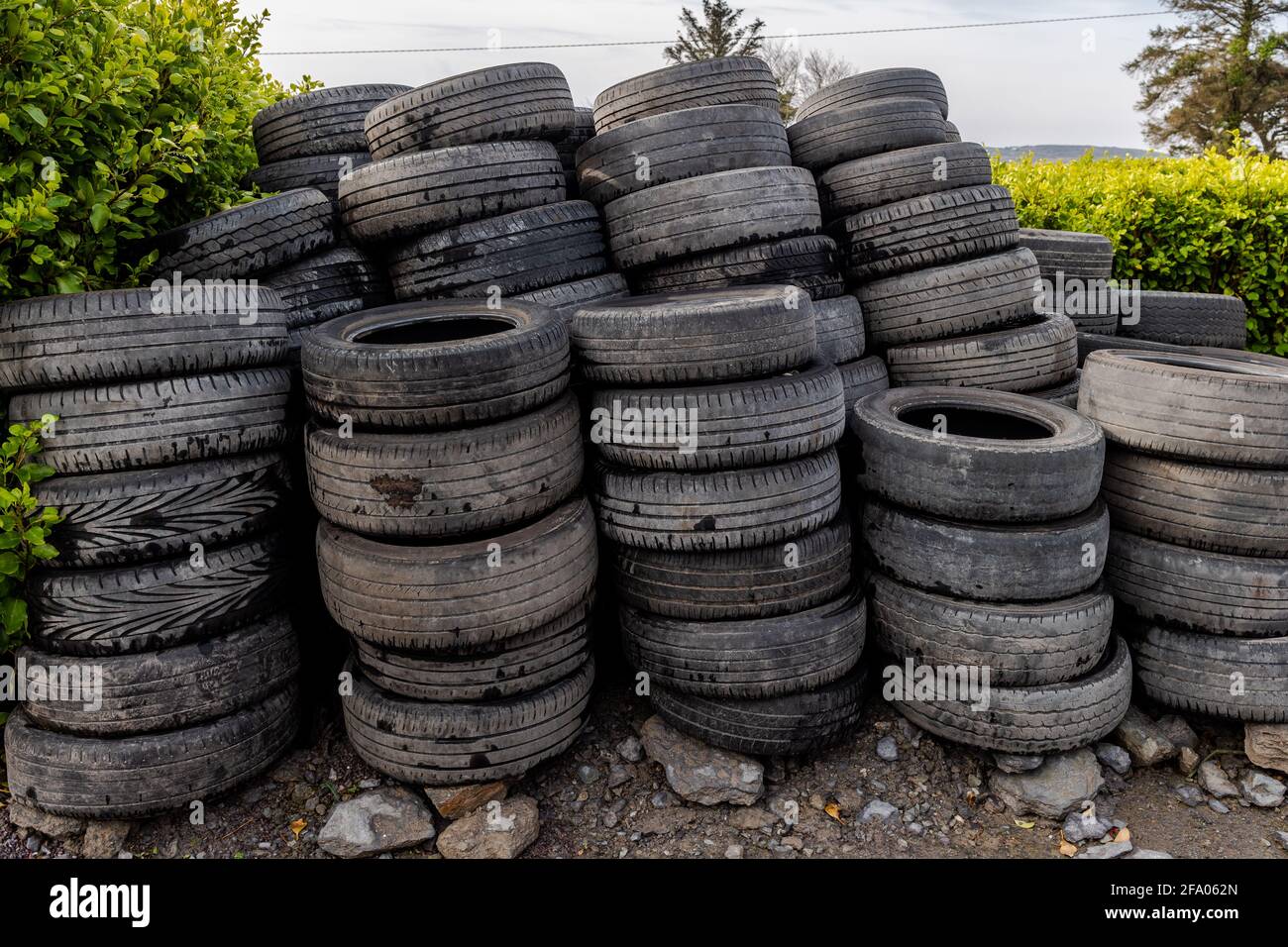 Pile di pneumatici per auto vecchi e usati. Foto Stock