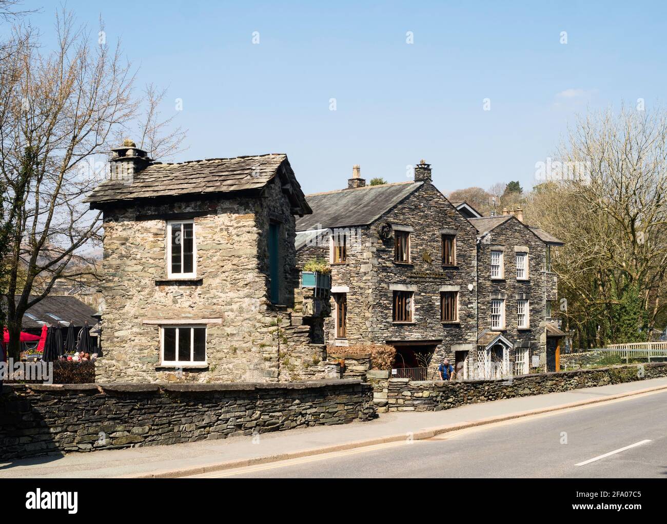 Bridge House, il pub Flying Fleece e Idle Mill ad Ambleside, Cumbria, Inghilterra, Regno Unito Foto Stock