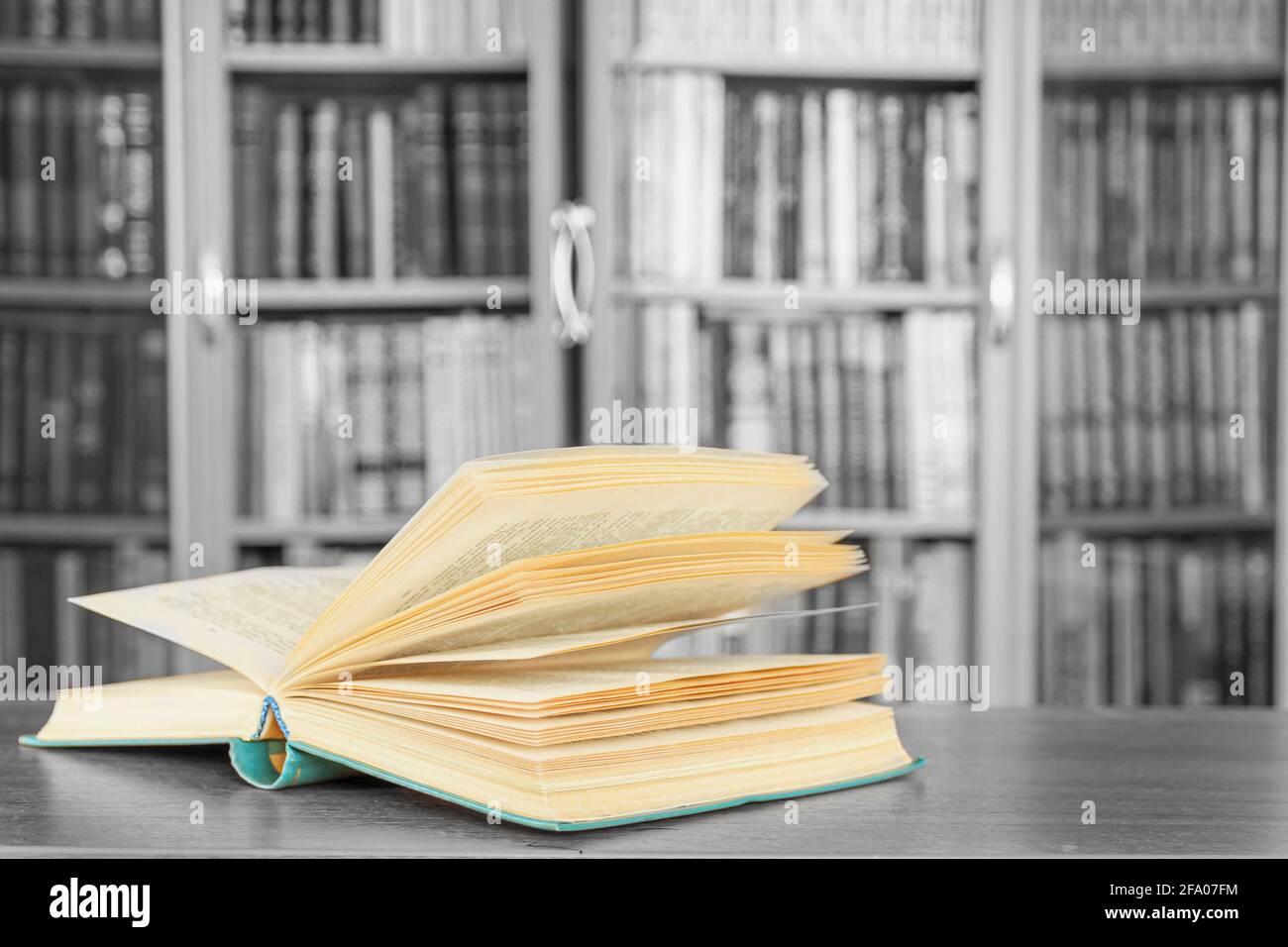 C'è un libro sullo sfondo di una libreria. Foto Stock