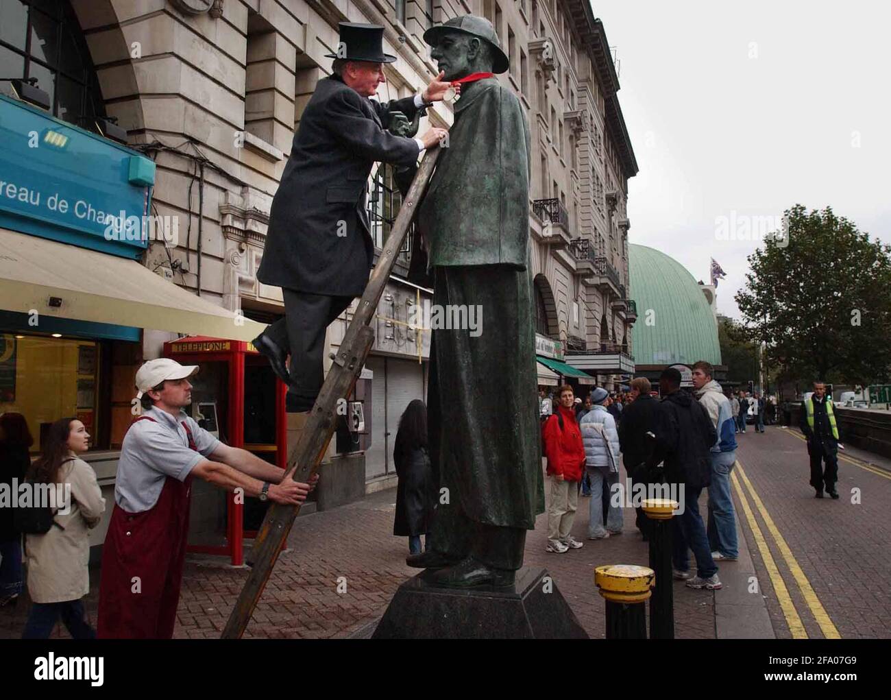 IL DOTT. JOHN WATSON, UN MEMBRO DELLA SOCIETÀ REALE DELLA CHIMICA PRESENTA SHERLOCK HOLMES CON UNA SPECIALE BORSA ONORARIA DELLA SOCIETÀ PER L'INDIVIDUAZIONE DEL CARATTERE IMMAGINARIO ATTRAVERSO LA SCIENZA CHIMICA. 16/10/02 PILSTON Foto Stock