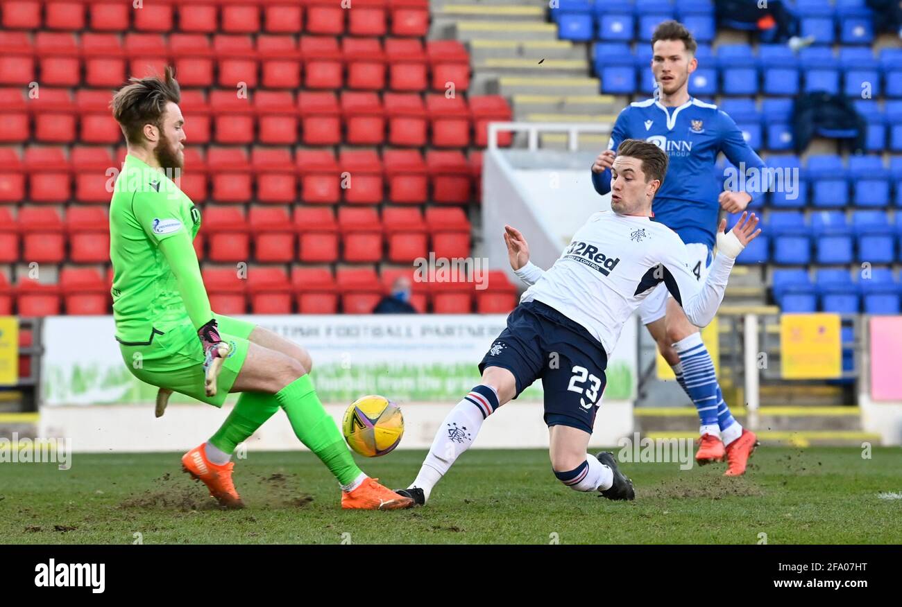 Il portiere di St Johnstone, Zander Clark, fa un risparmio per negare lo Scott Wright dei Rangers durante la partita di premiership scozzese al McDiarmid Park, Perth. Data immagine: Mercoledì 21 aprile 2021. Foto Stock