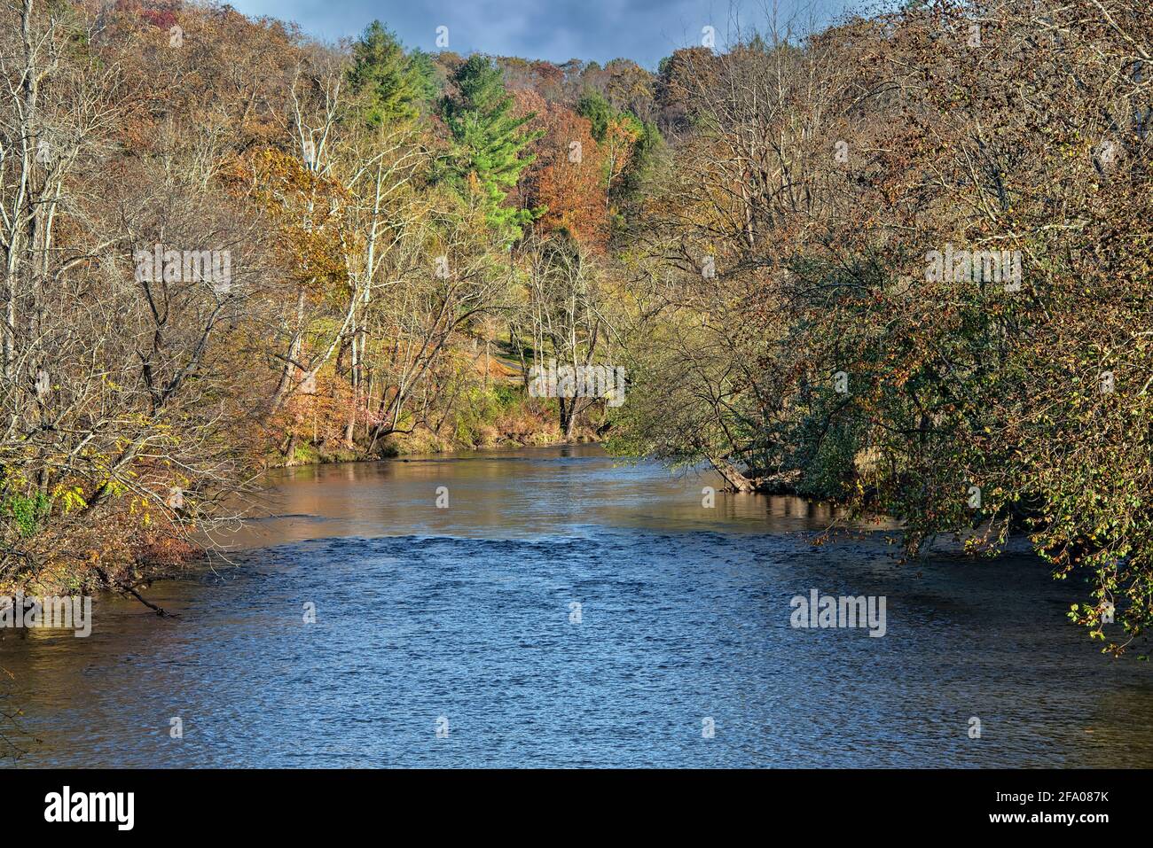Fiume Pidgeon e colori autunnali nella Carolina del Nord occidentale Foto Stock