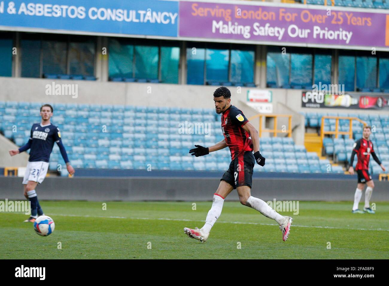 Londra, Regno Unito. 21 Apr 2021. OBIETTIVO - Dominic Solanke dell'AFC Bournemouth ha slot in casa il 4° durante la partita EFL Sky Bet Championship tra Millwall e Bournemouth al Den, Londra, Inghilterra il 21 aprile 2021. Foto di Carlton Myrie. Solo per uso editoriale, è richiesta una licenza per uso commerciale. Nessun utilizzo nelle scommesse, nei giochi o nelle pubblicazioni di un singolo club/campionato/giocatore. Credit: UK Sports Pics Ltd/Alamy Live News Foto Stock