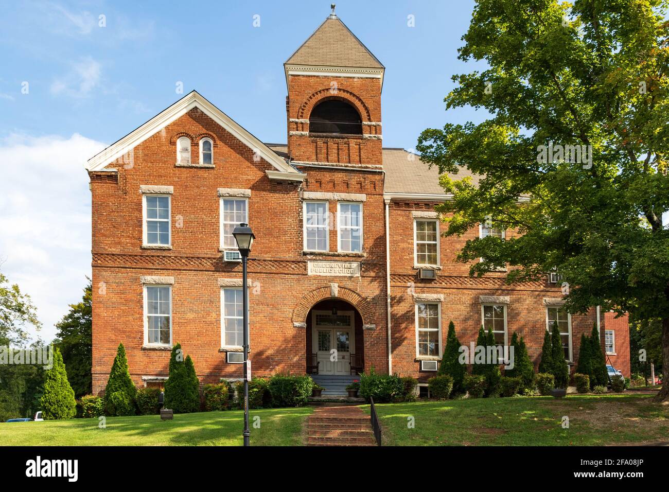 Greeneville, TN, Stati Uniti d'America-10-2-18: il vecchio Greeneville scuola pubblica edificio, nel centro cittadino. Foto Stock