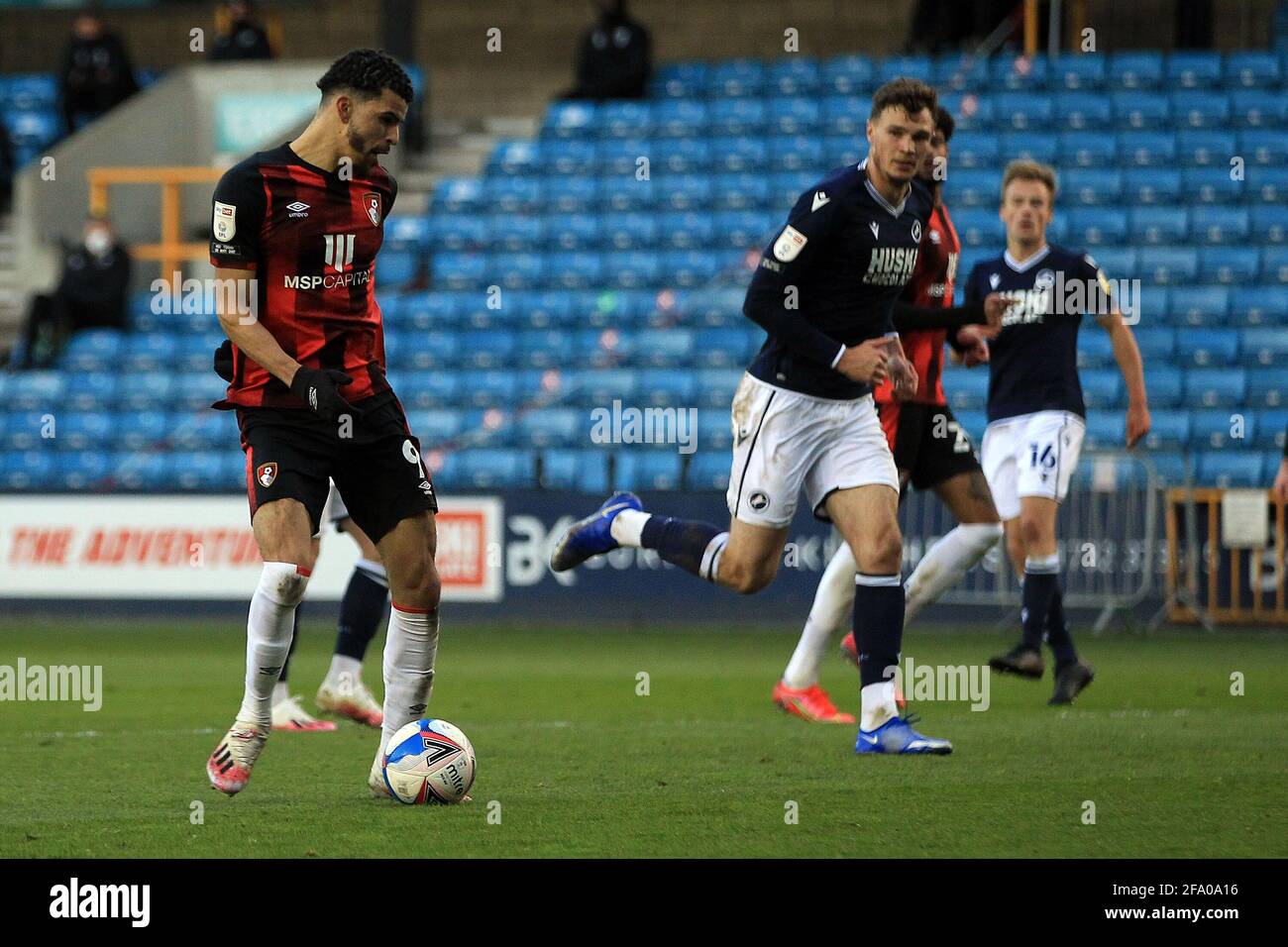 Londra, Regno Unito. 21 Apr 2021. Dominic Solanke di Bournemouth (L) segna il suo 4° goal squadre. EFL Skybet Championship, Millwall contro AFC Bournemouth al Den di Londra mercoledì 21 aprile 2021. Questa immagine può essere utilizzata solo per scopi editoriali. Solo per uso editoriale, è richiesta una licenza per uso commerciale. Nessun utilizzo nelle scommesse, nei giochi o nelle pubblicazioni di un singolo club/campionato/giocatore. pic by Steffan Bowen/Andrew Orchard sports photography/Alamy Live news Credit: Andrew Orchard sports photography/Alamy Live News Foto Stock