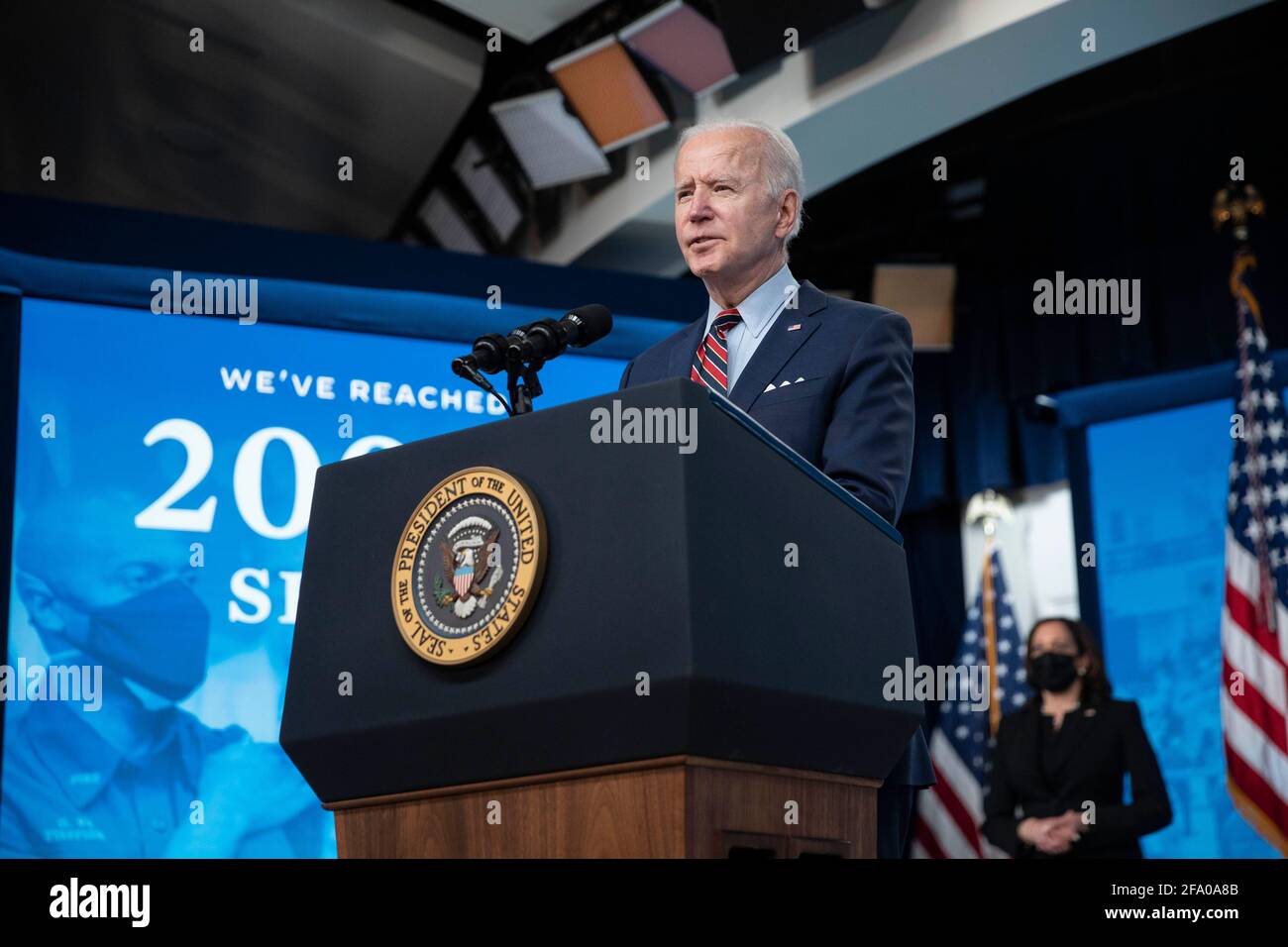 Washington, DC, Stati Uniti. 21 Apr 2021. Il presidente degli Stati Uniti Joe Biden parla nell'Eisenhower Executive Office Building a Washington, DC, Stati Uniti, mercoledì 21 aprile, 2021. Biden ha annunciato che gli Stati Uniti raggiungeranno il suo obiettivo giovedì di dare 200 milioni di vaccinazioni nei suoi primi 100 giorni in carica, mentre pivotando ad una nuova fase della campagna, esortando le aziende a rendere la vaccinazione il più accessibile possibile. Credit: Sarah Silbiger/Pool via CNP | Usage worldwide Credit: dpa/Alamy Live News Foto Stock