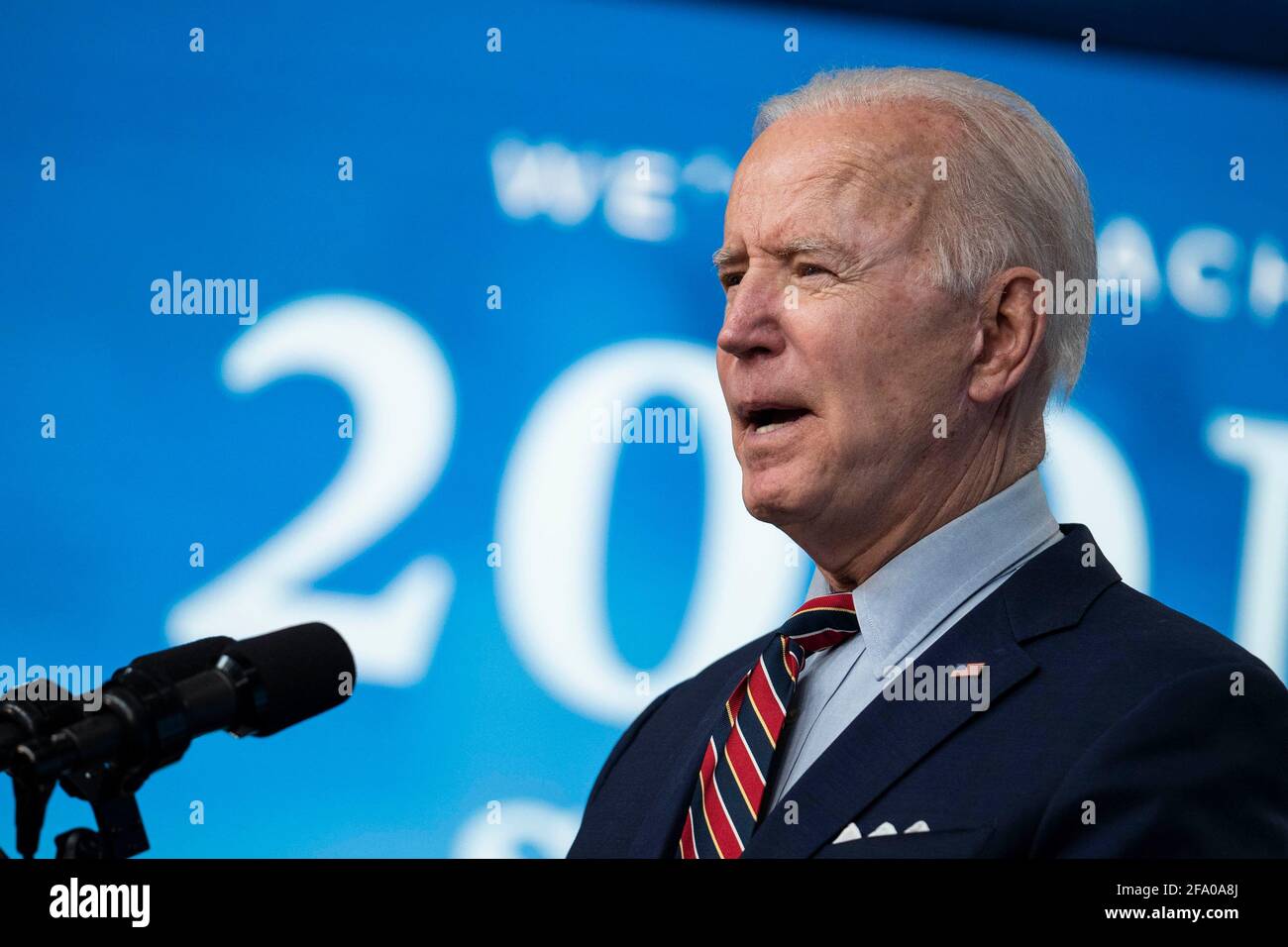 Washington, DC, Stati Uniti. 21 Apr 2021. Il presidente degli Stati Uniti Joe Biden parla nell'Eisenhower Executive Office Building a Washington, DC, Stati Uniti, mercoledì 21 aprile, 2021. Biden ha annunciato che gli Stati Uniti raggiungeranno il suo obiettivo giovedì di dare 200 milioni di vaccinazioni nei suoi primi 100 giorni in carica, mentre pivotando ad una nuova fase della campagna, esortando le aziende a rendere la vaccinazione il più accessibile possibile. Credit: Sarah Silbiger/Pool via CNP | Usage worldwide Credit: dpa/Alamy Live News Foto Stock