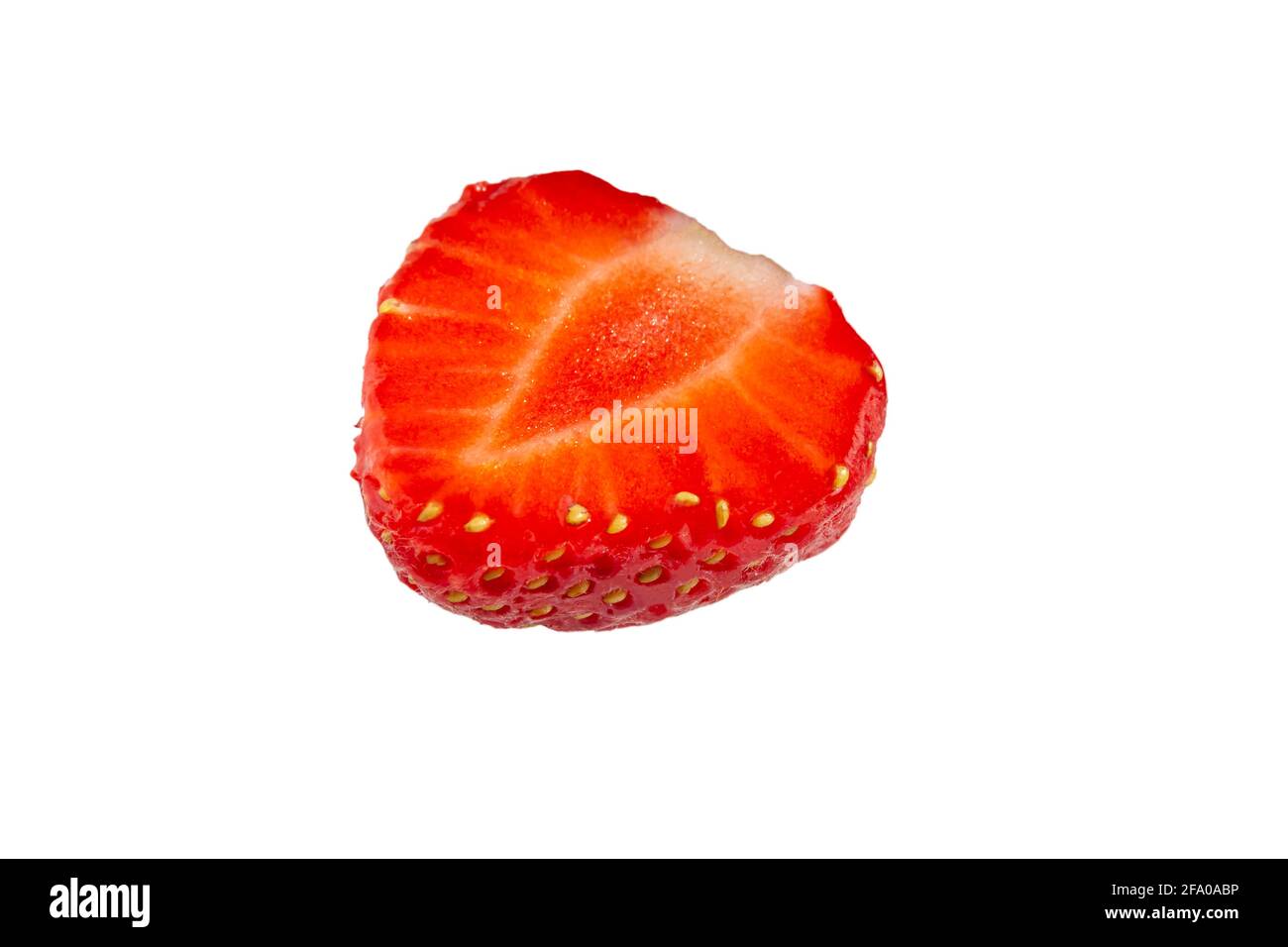 Fragole rosse mature su fondo bianco, isolare. Foto Stock