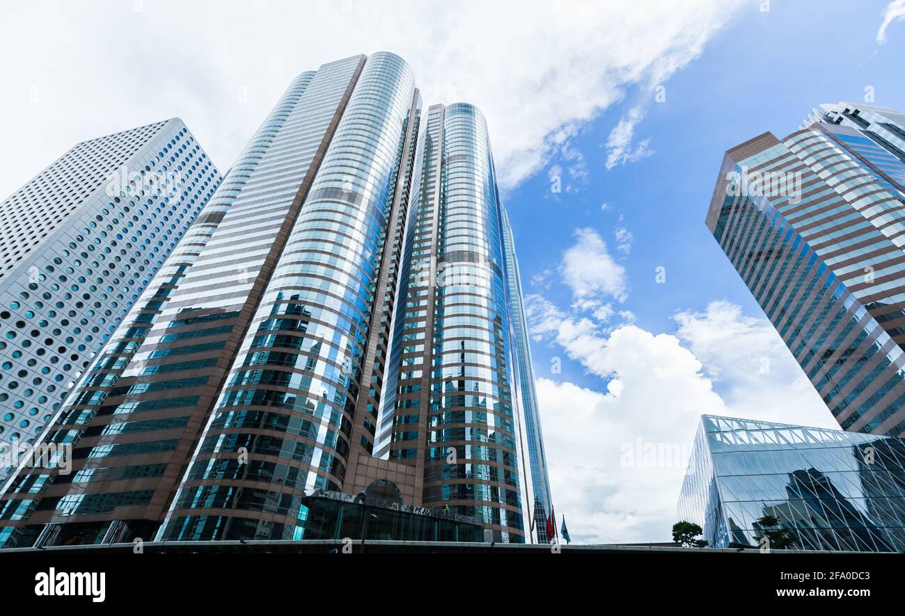 Skyline urbano con vista prospettica dei moderni grattacieli commerciali, alti edifici di uffici nella città di Hong Kong Foto Stock