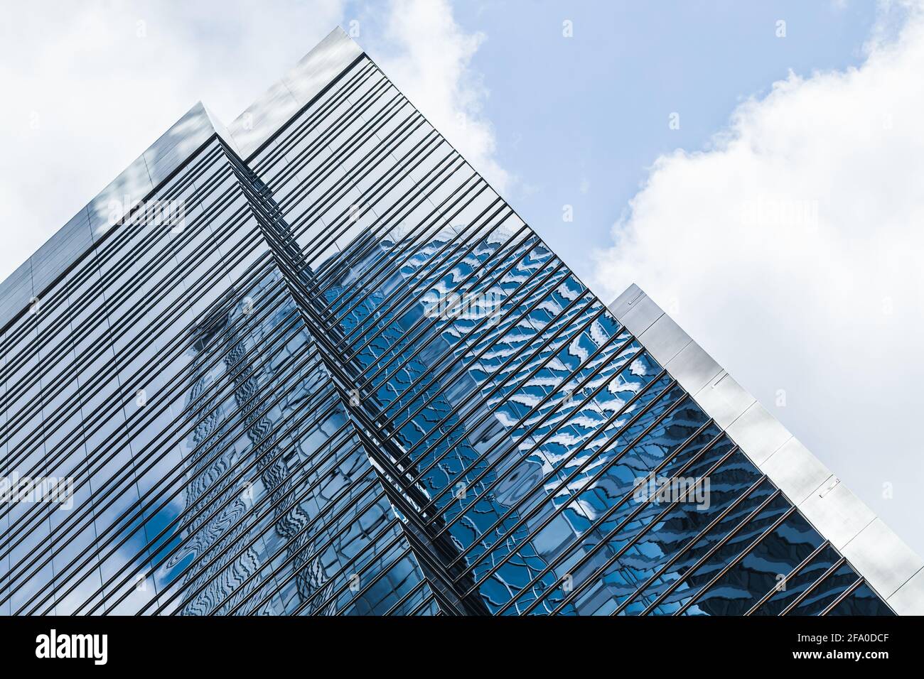 Moderni grattacieli commerciali, foto astratta con frammenti di alti edifici di uffici nella città di Hong Kong Foto Stock