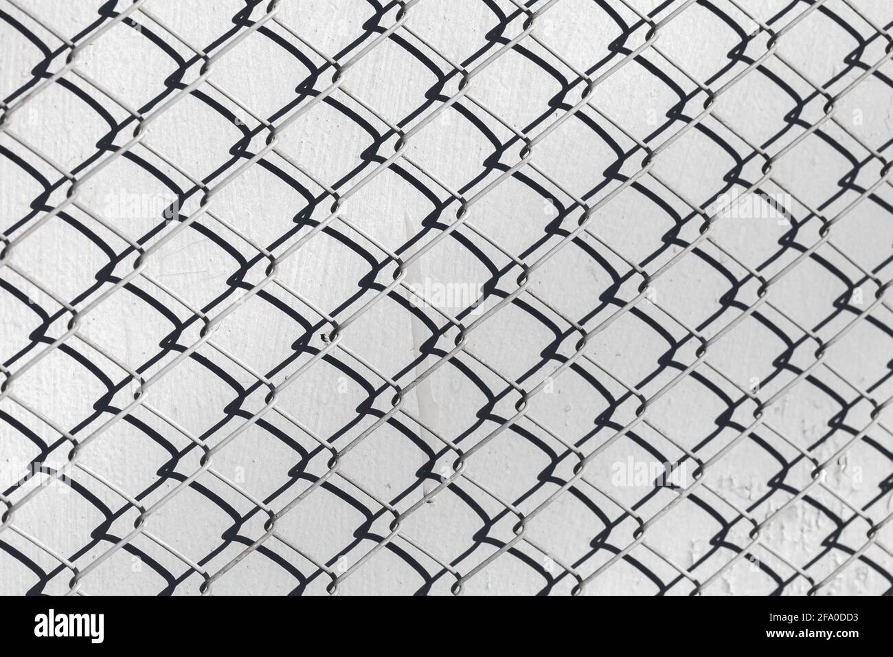 Recinzione gabbia Rabitz coperto vecchio muro grigio, sfondo foto texture Foto Stock