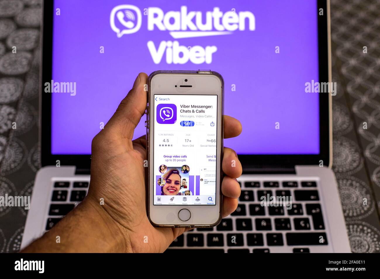 Barcellona, Catalogna, Spagna. 20 Apr 2021. In questa illustrazione fotografica, un'applicazione Rakuten Viber nell'App Store visualizzata sullo schermo di uno smartphone con il logo Rakuten Vibere visualizzato sullo sfondo di un computer portatile. Credit: Thiago Prudencio/DAX/ZUMA Wire/Alamy Live News Foto Stock