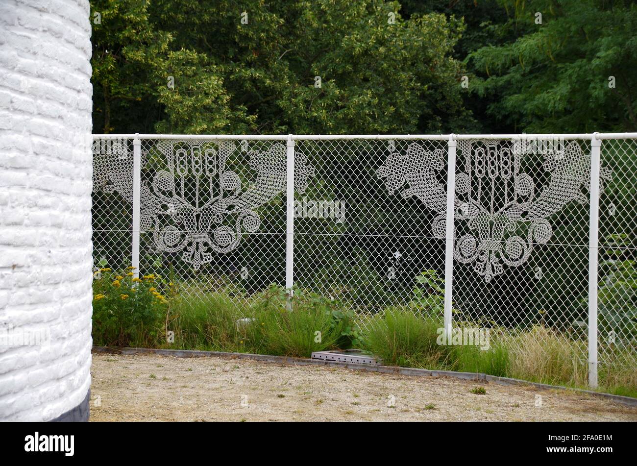 Crochet bianco in una recinzione. Foto Stock