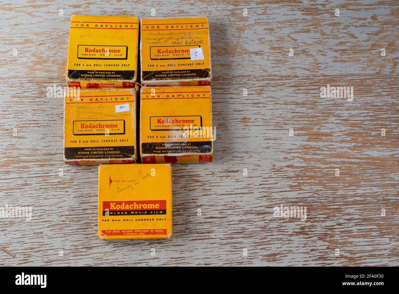Cinque scatole di distacco di pellicola a colori da 8 mm per inviare il film per l'elaborazione Foto Stock