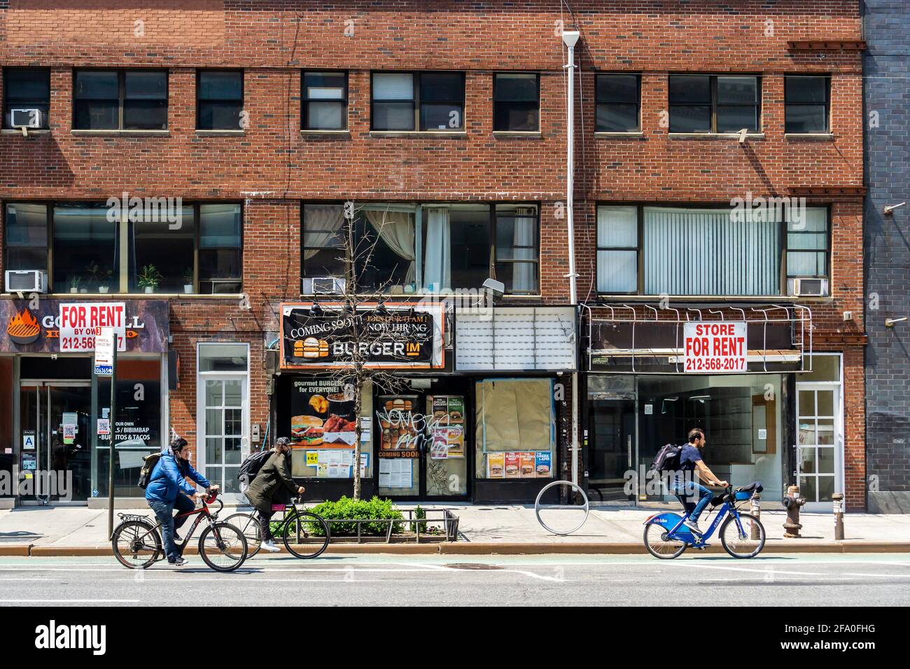 New York, Stati Uniti. 21 Apr 2021. Ristoranti e altri negozi chiusi sulla Sixth Avenue a Chelsea a New York mercoledì 21 aprile 2021. (ÂPhoto di Richard B. Levine) Credit: Sipa USA/Alamy Live News Foto Stock