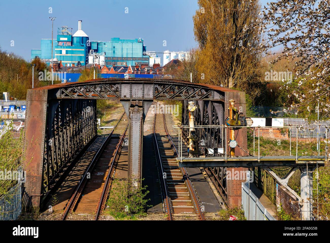 Ponte lungo la vecchia linea ferroviaria di St Helen sulla Fiume Mersey con l'ex fabbrica di sapone di Crosfield (Unilever) la distanza Foto Stock