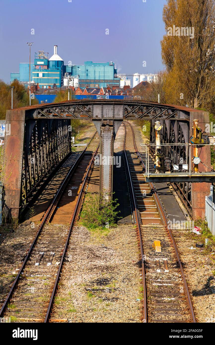 Ponte lungo la vecchia linea ferroviaria di St Helen sulla Fiume Mersey con l'ex fabbrica di sapone di Crosfield (Unilever) la distanza Foto Stock