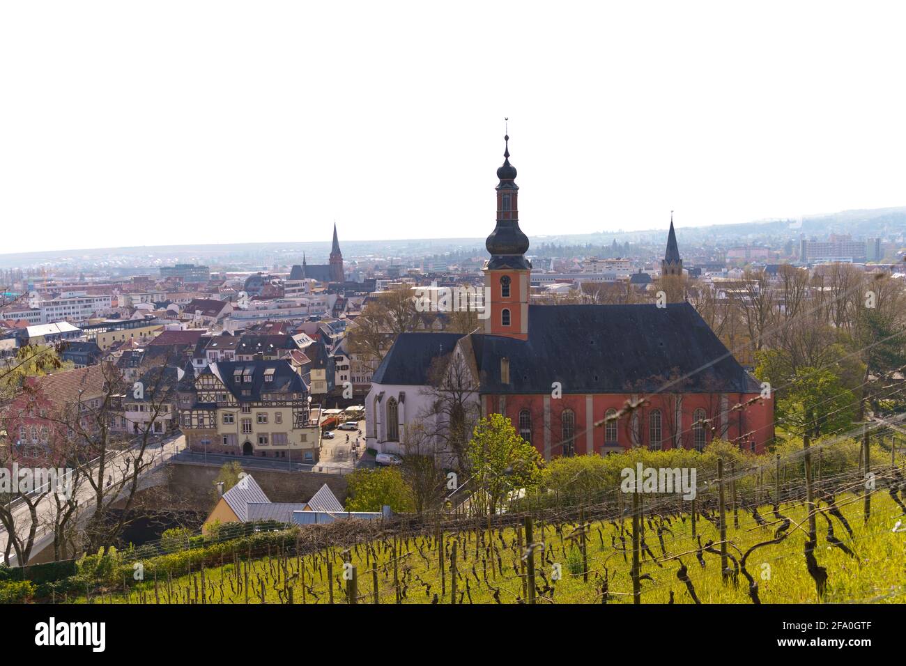 Bad Kreuznach, Germania. 21 Apr 2021. Vista dal Kauzenberg a Bad Kreuznach con il protestante Pauluskirche in primo piano. Credit: Andreas Arnold/dpa/Alamy Live News Foto Stock