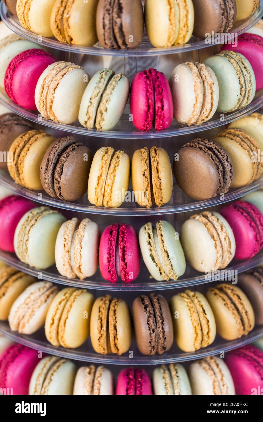Una torre di macaron di diversi sapori, dolci in una panetteria Foto Stock