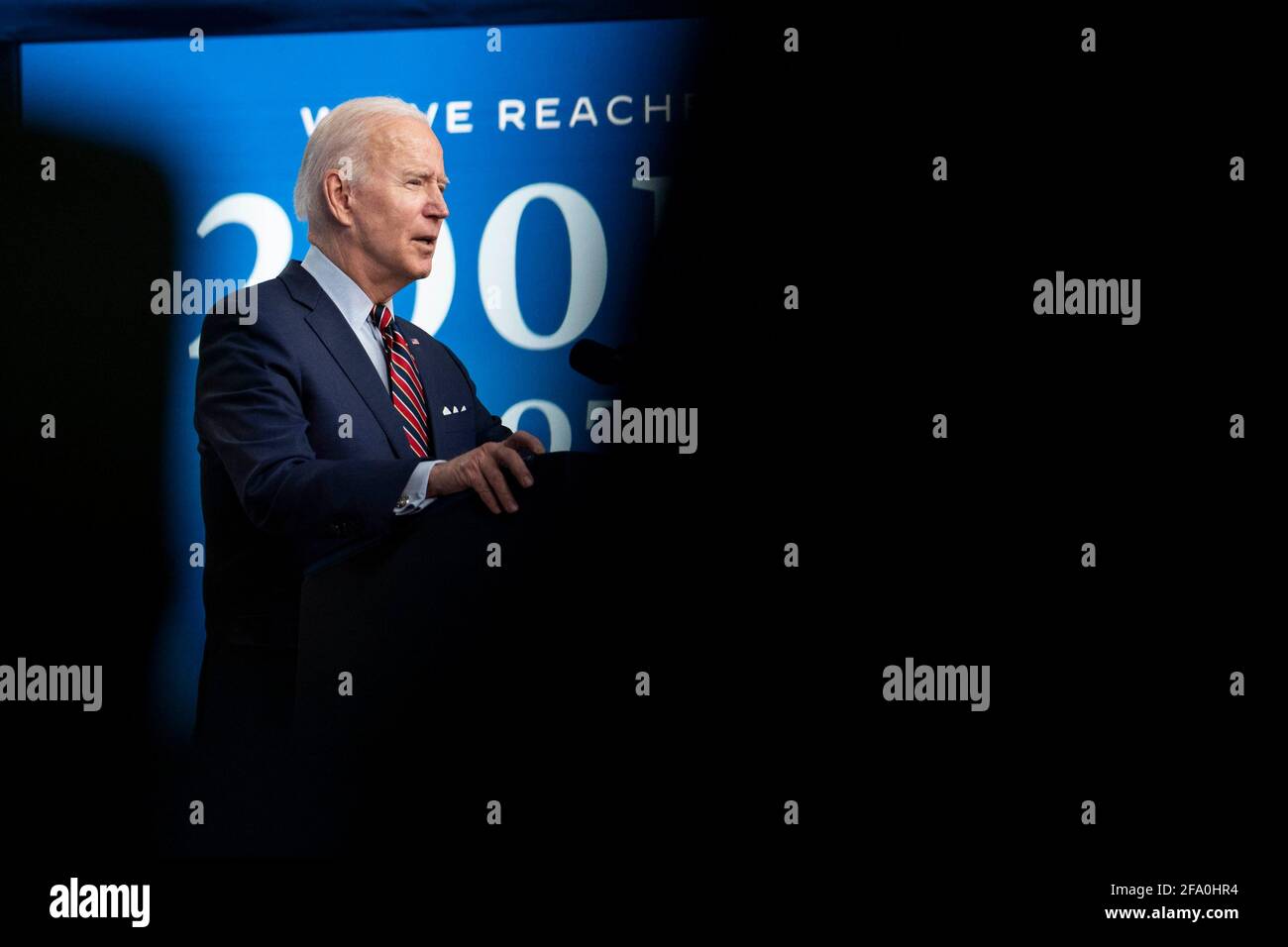 Washington, DC, Stati Uniti. 21 Apr 2021. Il presidente degli Stati Uniti Joe Biden parla nell'Eisenhower Executive Office Building a Washington, DC, Stati Uniti, mercoledì 21 aprile, 2021. Biden ha annunciato che gli Stati Uniti raggiungeranno il suo obiettivo giovedì di dare 200 milioni di vaccinazioni nei suoi primi 100 giorni in carica, mentre pivotando ad una nuova fase della campagna, esortando le aziende a rendere la vaccinazione il più accessibile possibile.Credit: Sarah Silbiger/Pool via CNP | Usage worldwide Credit: dpa/Alamy Live News Foto Stock