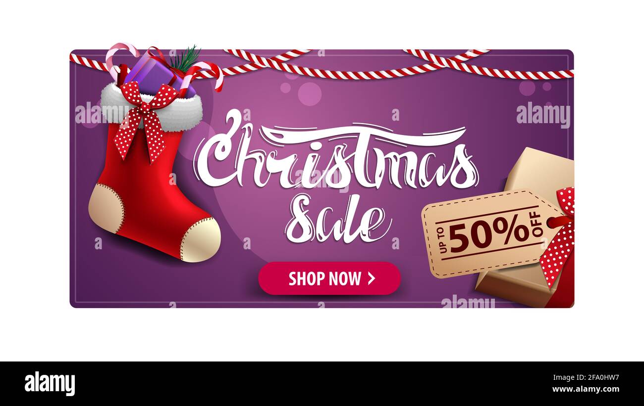 Vendita di Natale, carta sconto viola con regalo con prezzo tag e calze di Natale Foto Stock