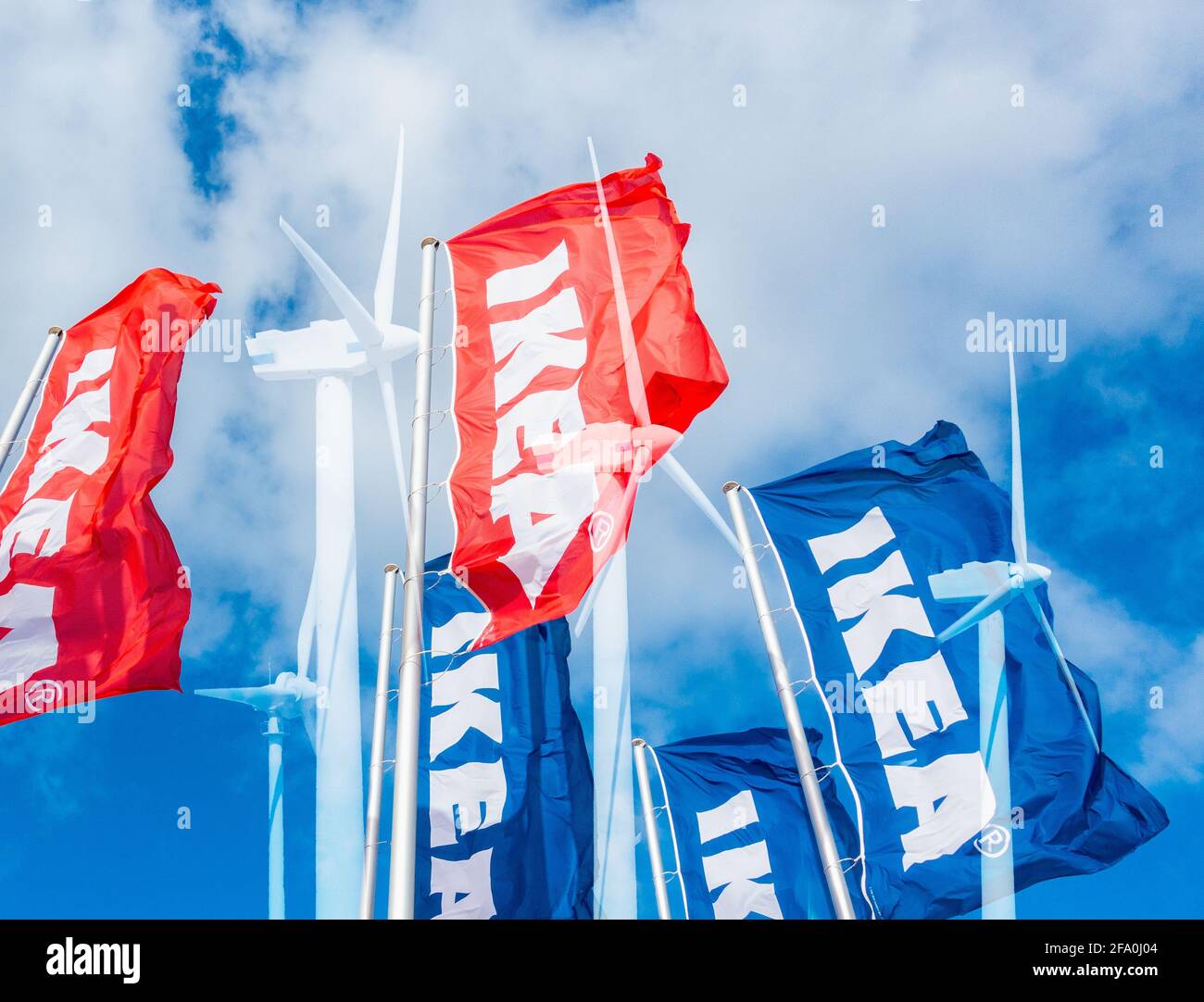 Turbine eoliche e bandiere Ikea composito. IKEA prevede di costruire parchi eolici e solari. Foto Stock