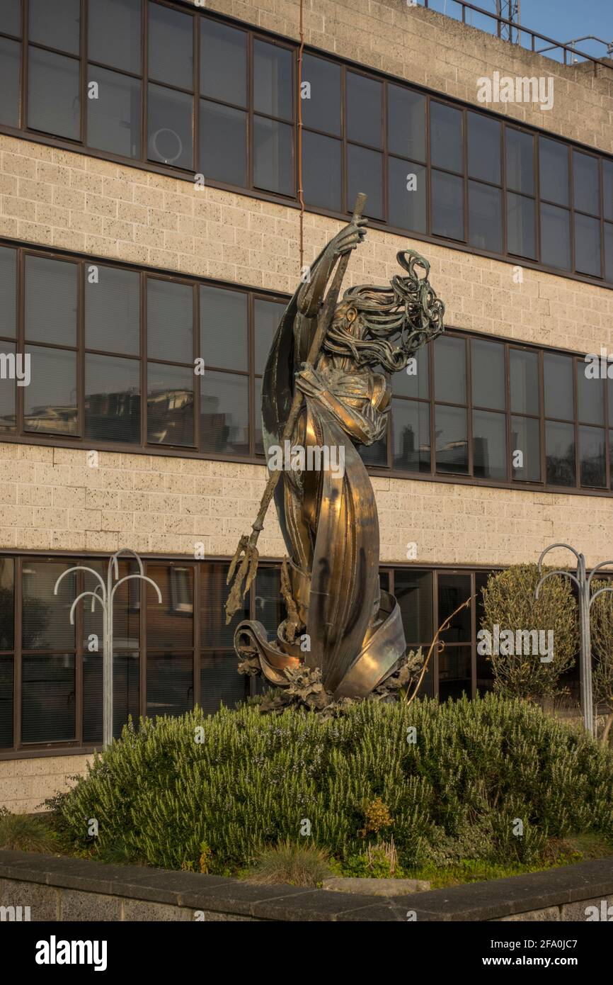 Statua all'esterno del Port of London Building, PLA, a Gravesend Kent Foto Stock