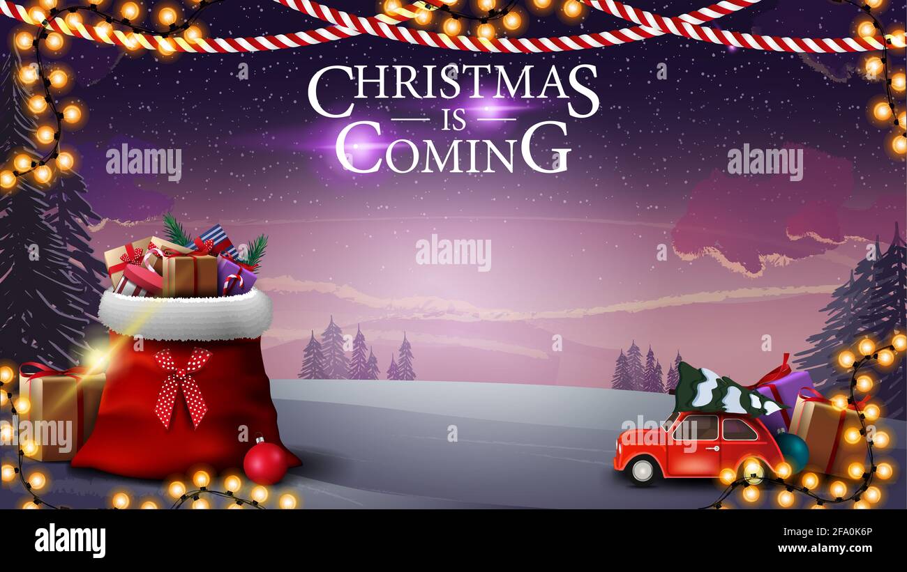 Natale sta arrivando, cartolina con bellissimo paesaggio invernale, Babbo  Natale borsa con regali e auto d'epoca rossa che porta l'albero di Natale  Foto stock - Alamy