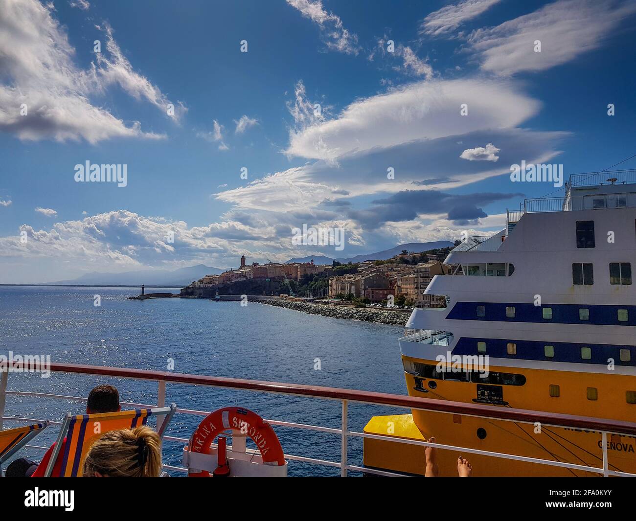 Bastia, Francia - 25.9.20219. Vista da una nave della linea Corsica Ferries al Mar Mediterraneo e il porto di Bastia Foto Stock