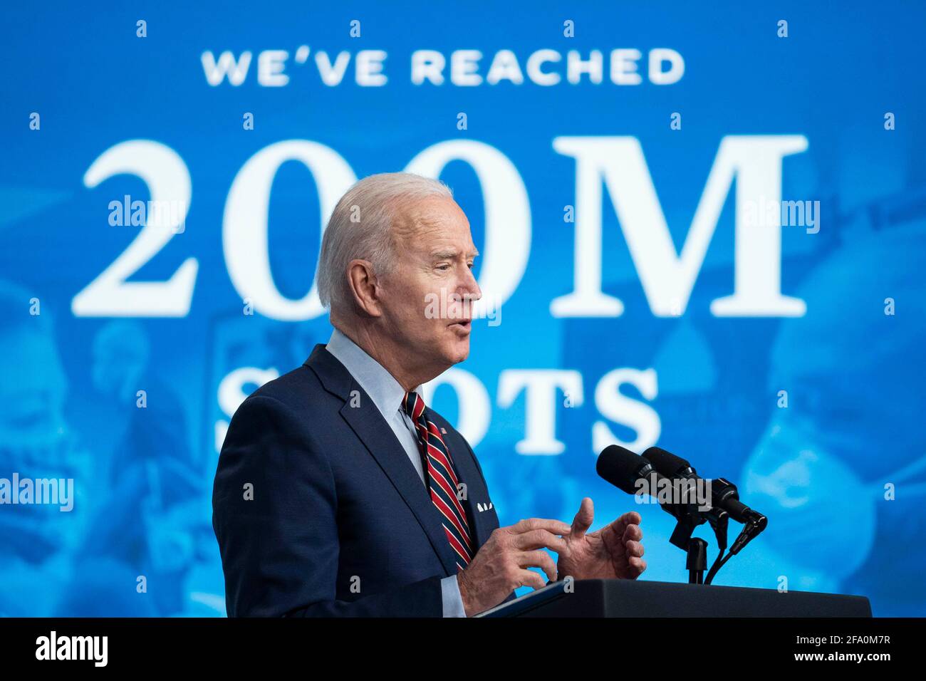 Il presidente degli Stati Uniti Joe Biden parla nell'Eisenhower Executive Office Building a Washington, DC, Stati Uniti, mercoledì 21 aprile, 2021. Biden ha annunciato che gli Stati Uniti raggiungeranno il suo obiettivo giovedì di dare 200 milioni di vaccinazioni nei suoi primi 100 giorni in carica, mentre pivotando ad una nuova fase della campagna, esortando le aziende a rendere la vaccinazione il più accessibile possibile. Credit: Sarah Silbiger/Pool via CNP /MediaPunch Foto Stock