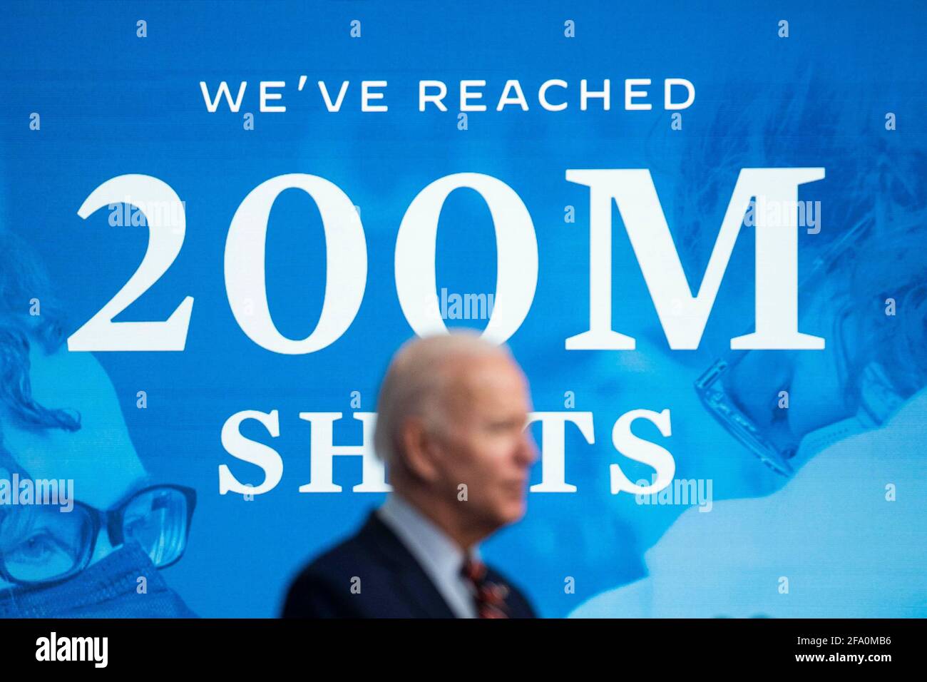 Il presidente degli Stati Uniti Joe Biden parla nell'Eisenhower Executive Office Building a Washington, DC, Stati Uniti, mercoledì 21 aprile, 2021. Biden ha annunciato che gli Stati Uniti raggiungeranno il suo obiettivo giovedì di dare 200 milioni di vaccinazioni nei suoi primi 100 giorni in carica, mentre pivotando ad una nuova fase della campagna, esortando le aziende a rendere la vaccinazione il più accessibile possibile. Credit: Sarah Silbiger/Pool via CNP /MediaPunch Foto Stock