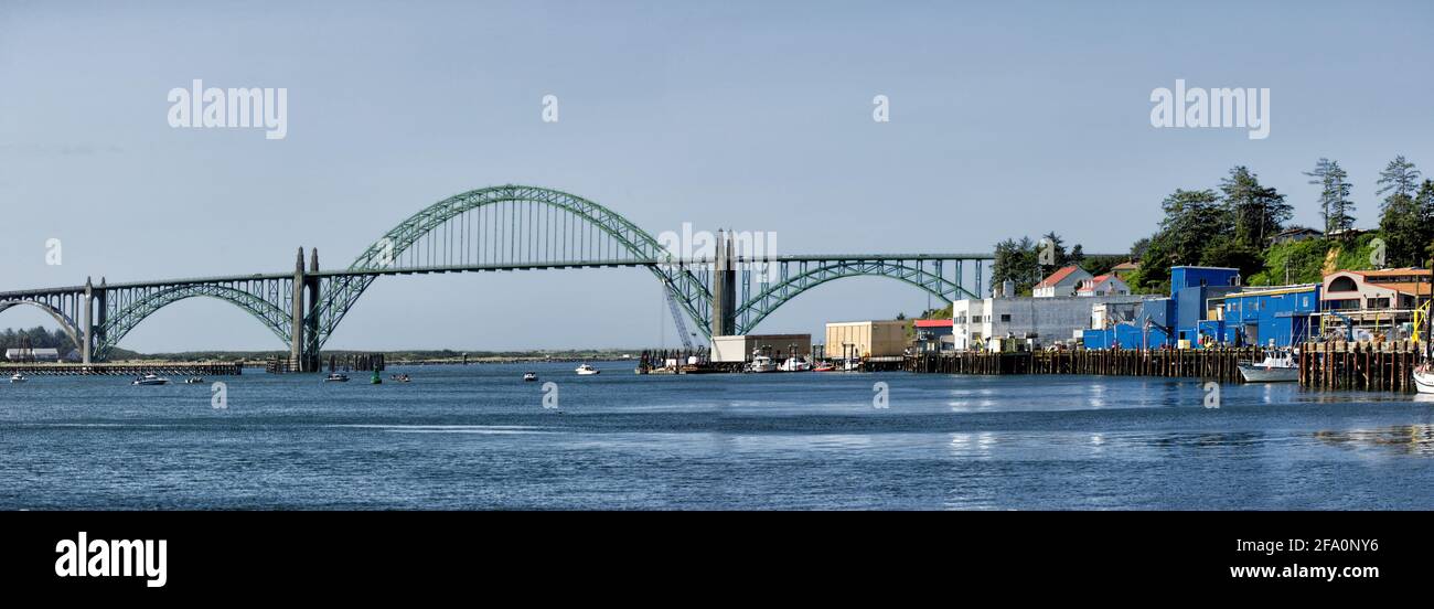 Un'immagine panoramica del molo di pesca e del ponte di Newport sul fiume Yaquina a Newport, Oregon. Foto Stock