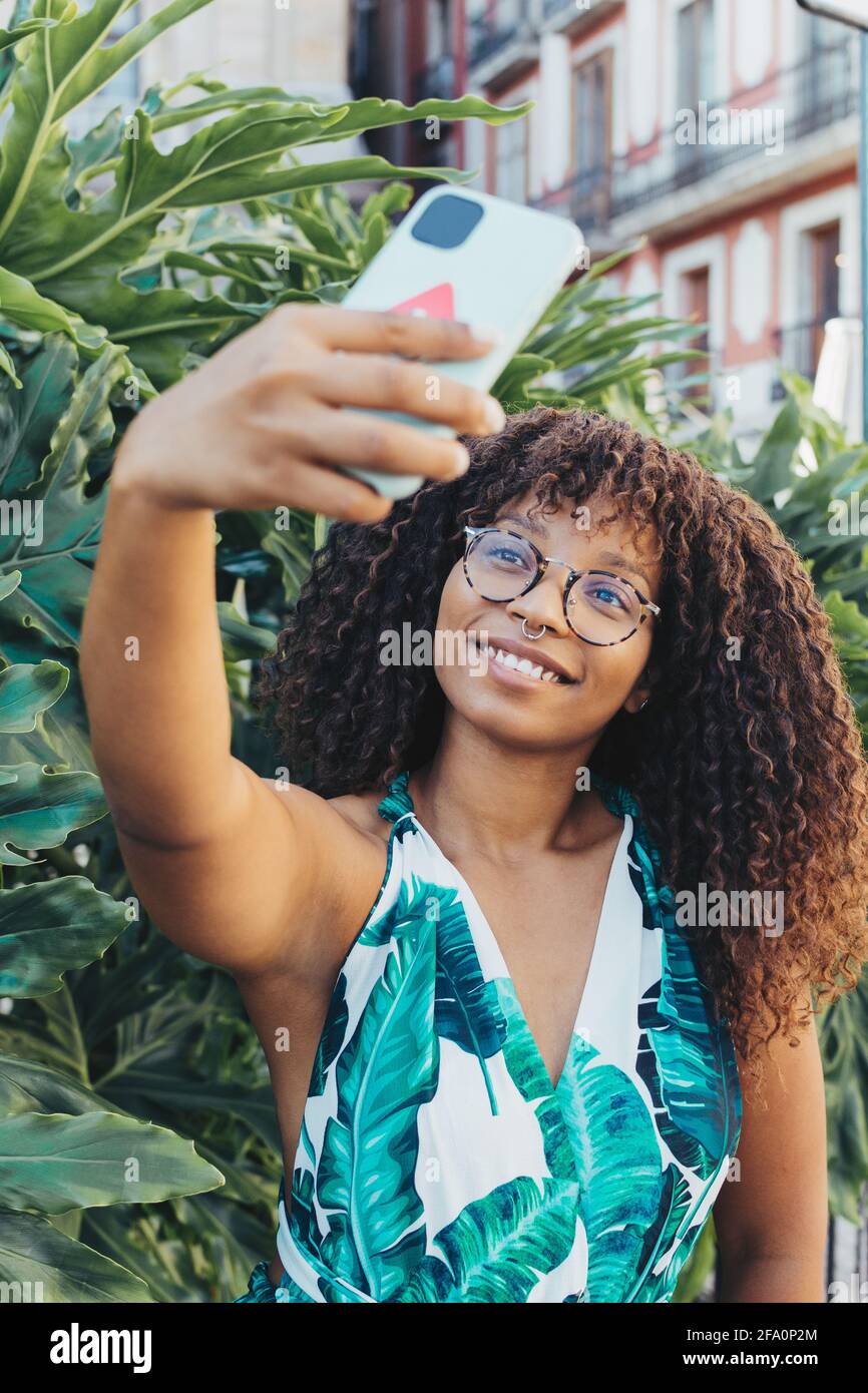 ragazza africana che fa un selfie con il suo smartphone Foto Stock