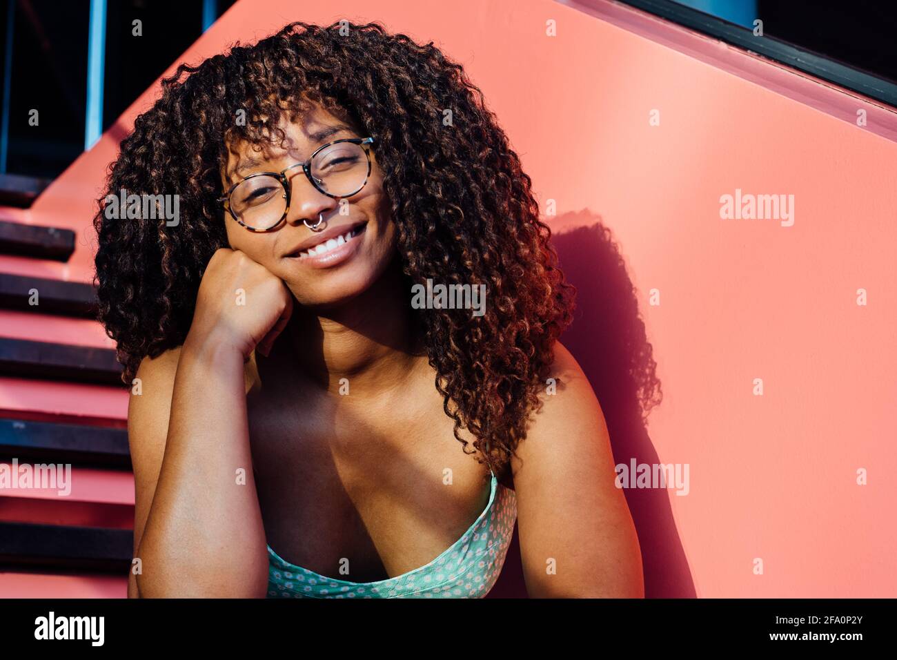 Donna africana sorridente con occhiali Foto Stock