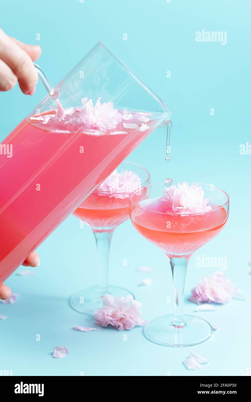 Cocktail Rosé con una decorazione floreale Foto Stock