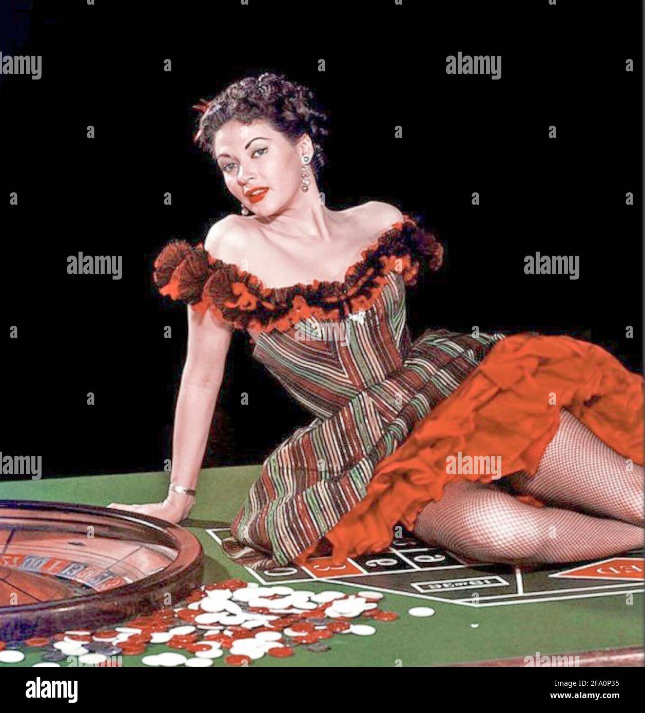 RIVER LADY 1948 Universal Pictures film con Yvonne de Carlo Come proprietario di battello fluviale gioco d'azzardo Sequin Foto Stock RIVER LADY 1948 Universal Pictures film con Yvonne de Carlo Come proprietario di battello fluviale gioco d'azzardo Sequin Foto Stock