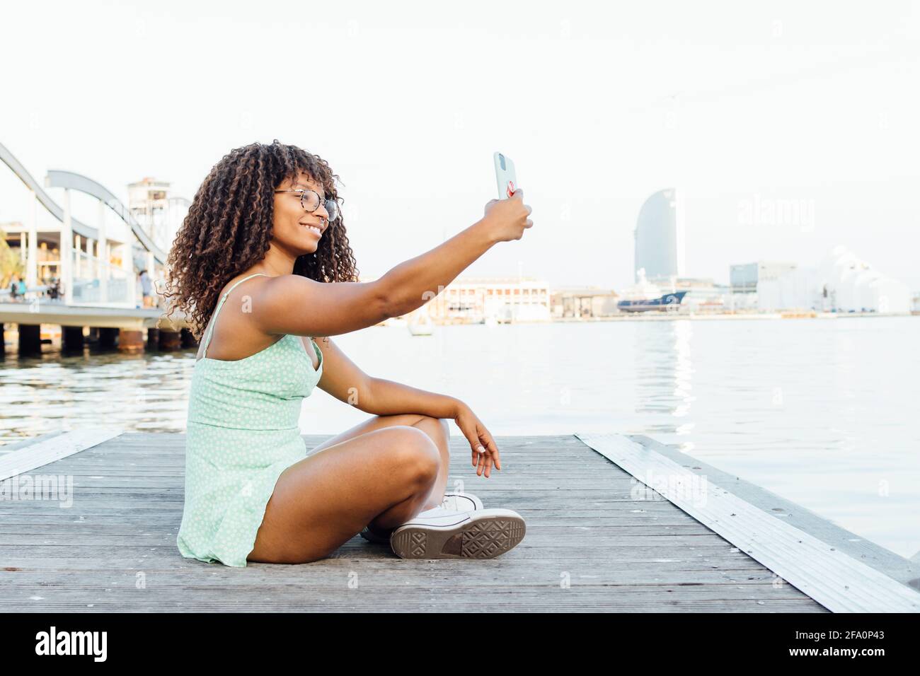 donna africana prende un selfie dal mare Foto Stock