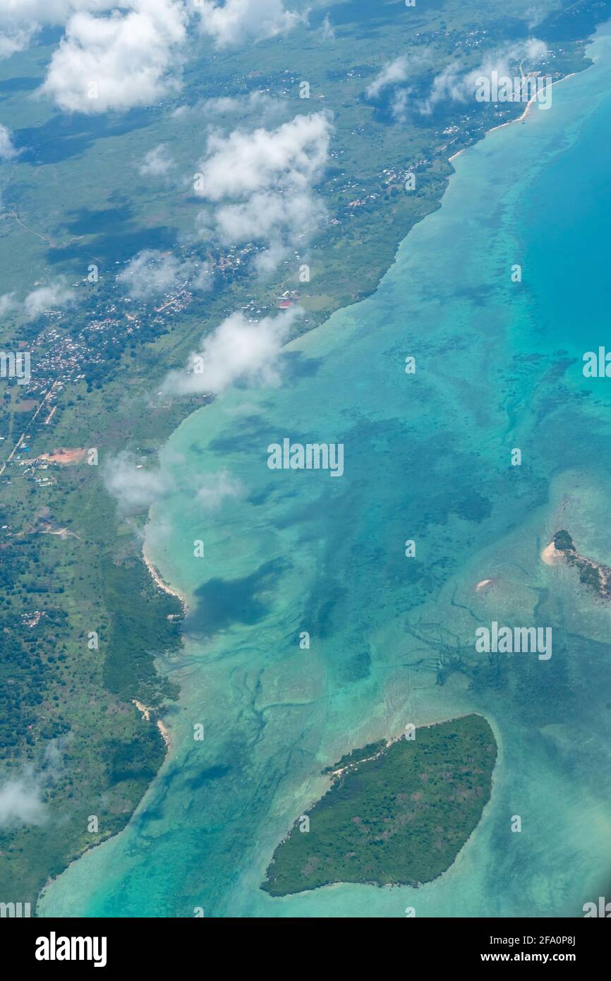 Veduta aerea di Zanzibar. Zanzibar è un'isola tanzaniana nell'oceano indiano, sullo sfondo blu del mare dell'oceano Foto Stock