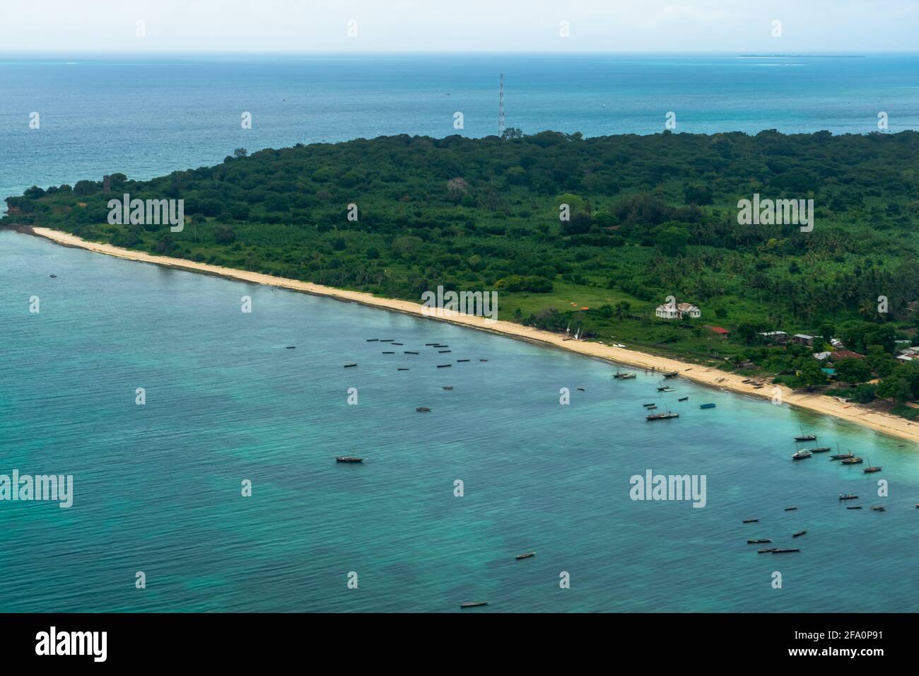 Veduta aerea di Zanzibar. Zanzibar è un'isola tanzaniana nell'oceano indiano, sullo sfondo blu del mare dell'oceano Foto Stock