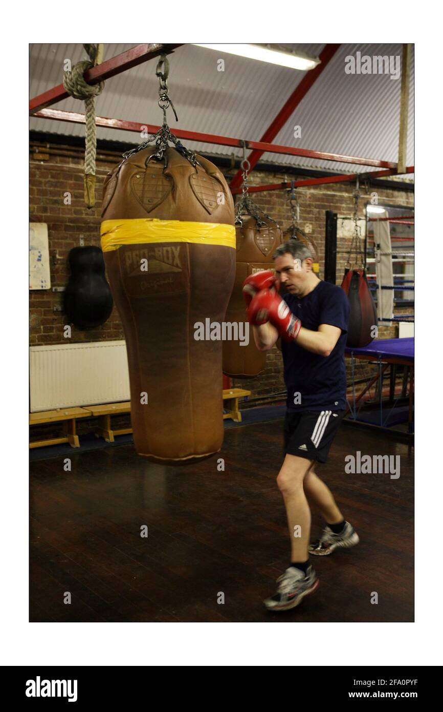 Addestramento di boxe per Richard Sharp al Fitzroy Lodge su Lambeth Strada a Londra con Adam Martinphoto di David Sandison il Indipendente Foto Stock