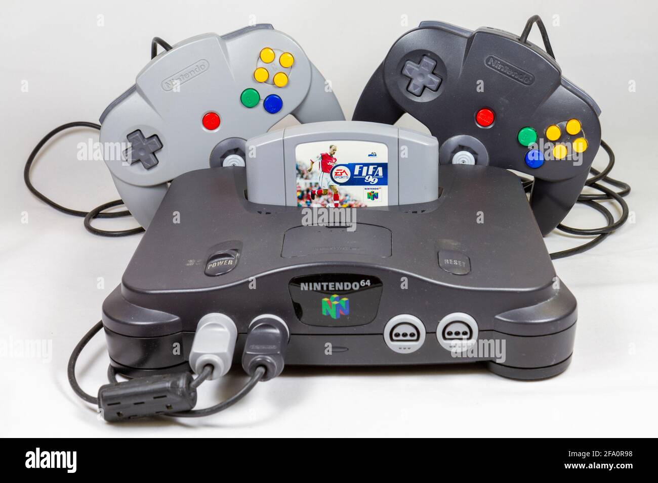 FIFA '99 in una console di videogiochi Nintendo 64 o N64 con controller, una console di videogiochi di quinta generazione lanciata nel 1996 in Giappone. Foto Stock