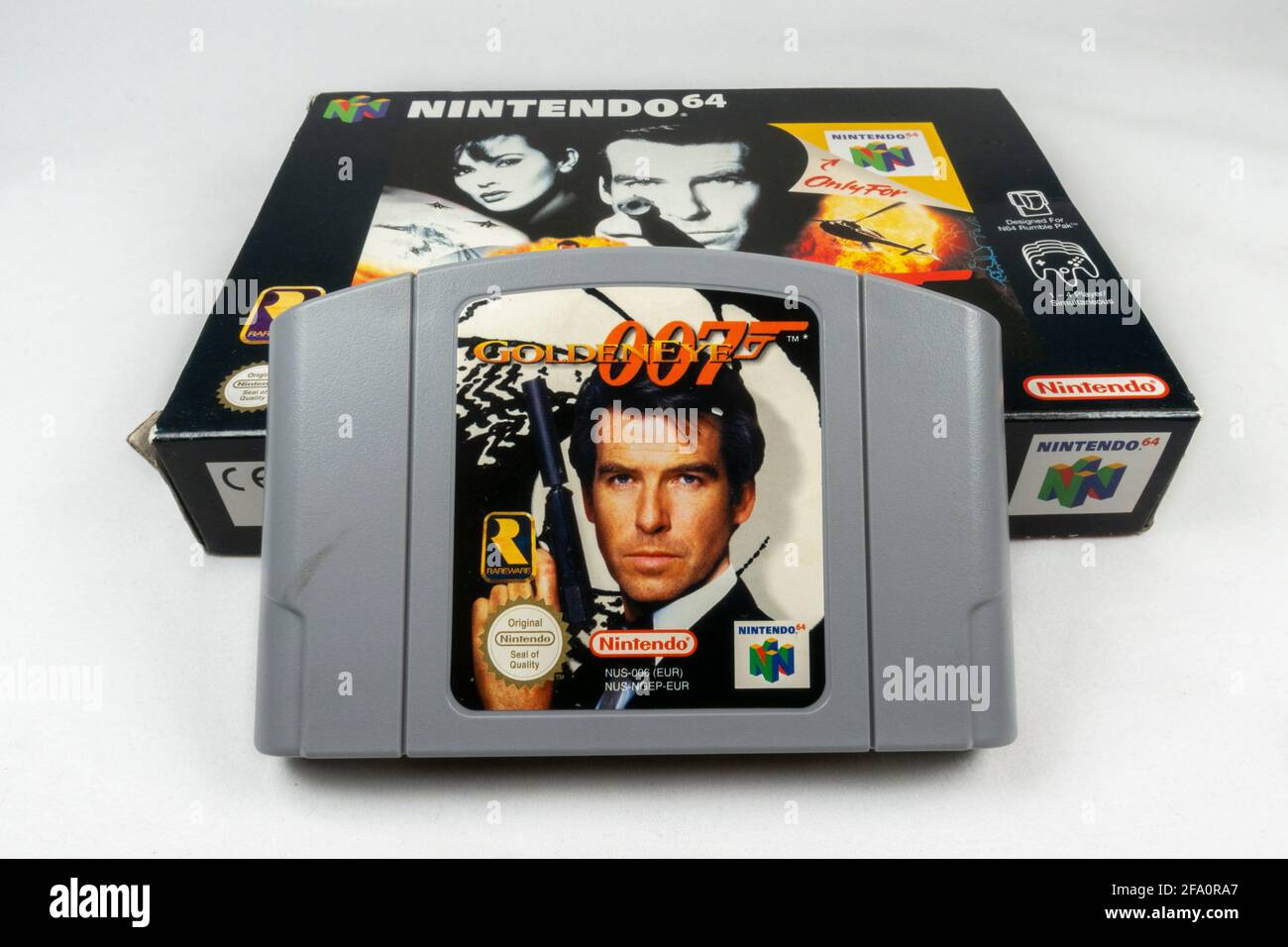 La cartuccia e box per videogiochi Nintendo 64 o N64 'Goldeneye 007', una console per videogiochi di quinta generazione lanciata in Giappone nel 1996. Foto Stock