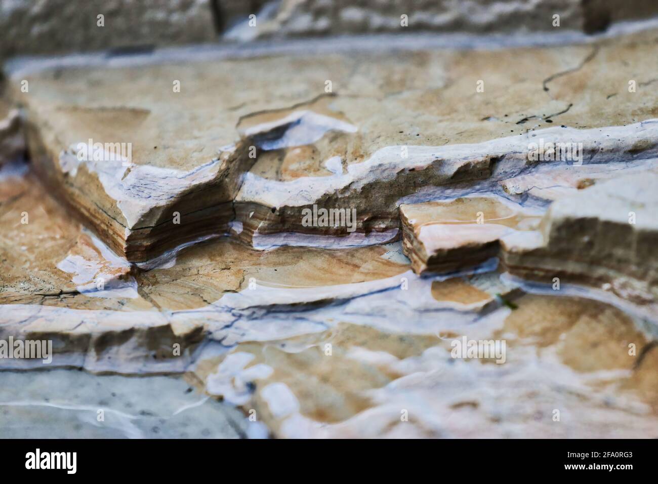 acqua che scorre senza intoppi su pietra arenaria in un fiume washington Foto Stock