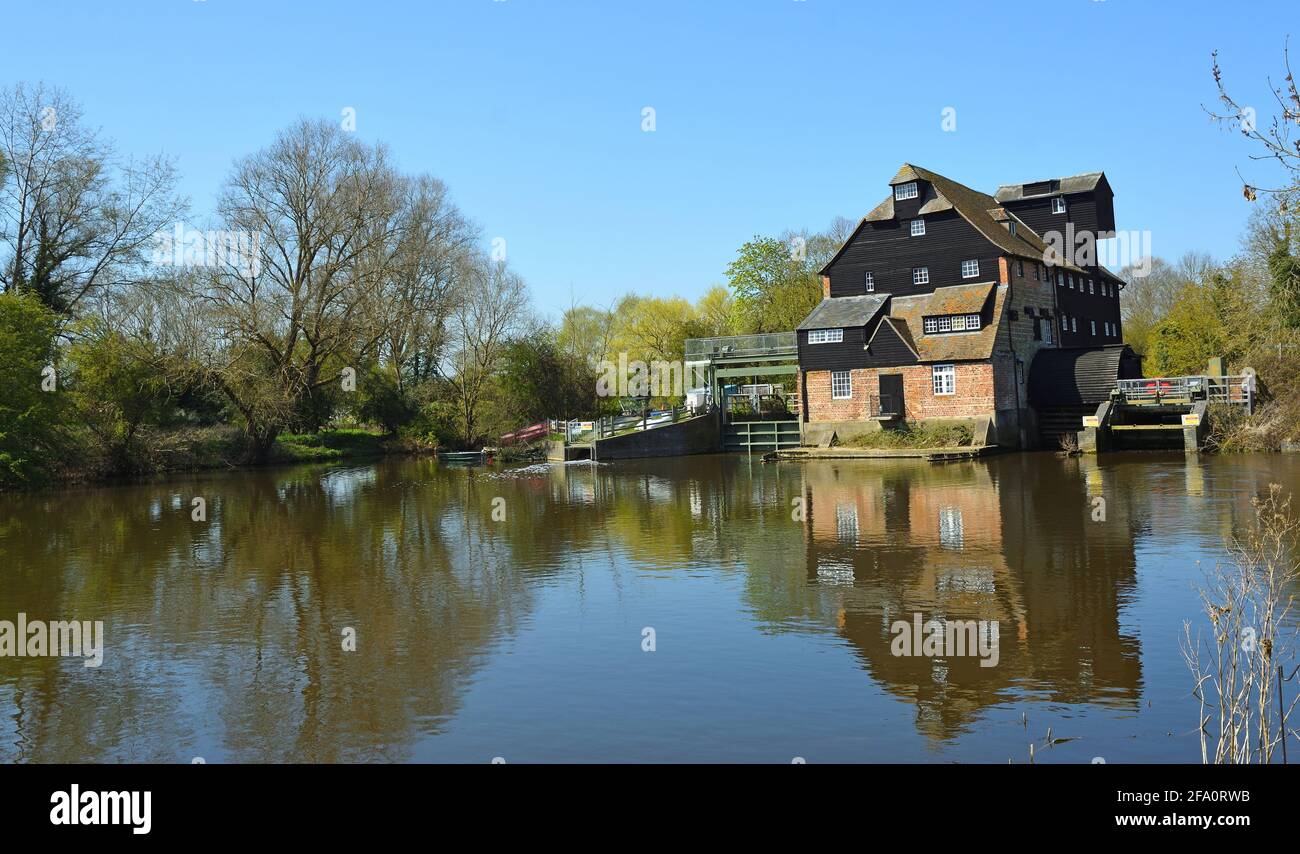 Houghton Mill e Mill Pond sul fiume Ouse Cambridgeshire. Foto Stock