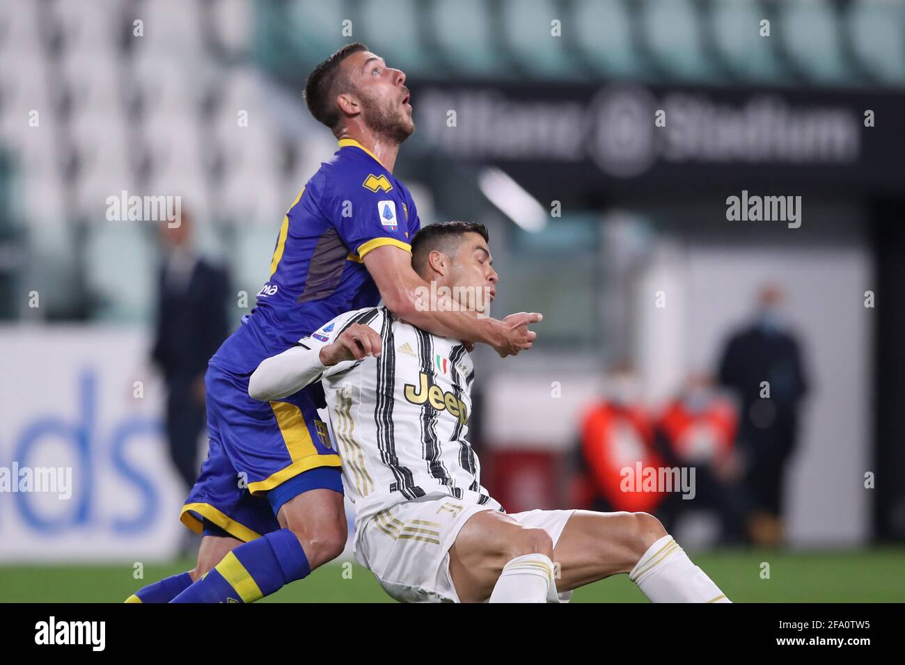 Torino, Italia, 21 aprile 2021. Mattia Bani di Parma Calcio sembra avere Cristiano Ronaldo di Juventus in headlock durante la serie A match allo stadio Allianz di Torino. Il credito immagine dovrebbe essere: Jonathan Moscrop / Sportimage Credit: Sportimage/Alamy Live News Foto Stock