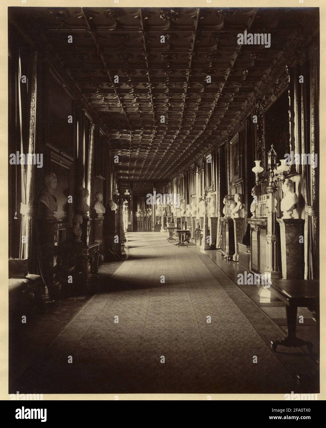 The Grand Corridor (South Gallery Looking West), Castello di Windsor, Windsor, Inghilterra, 1867. Fotografia di André Adolphe Eugène Disderi (1819-1889). Foto Stock