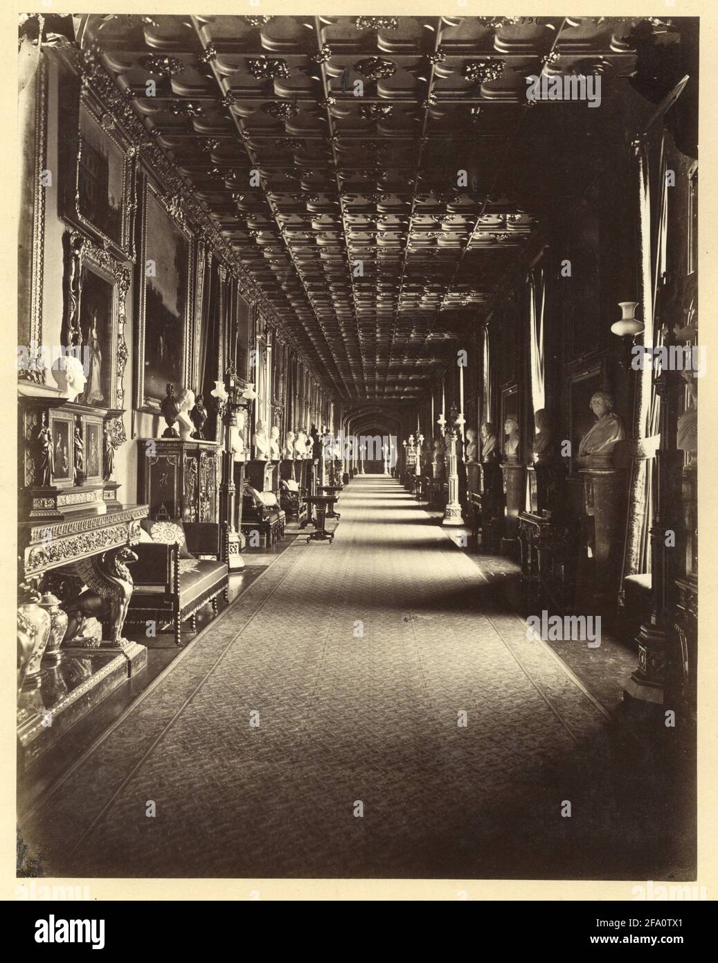 The Grand Corridor (East Gallery Looking North), Castello di Windsor, Windsor, Inghilterra, 1867. Fotografia di André Adolphe Eugène Disderi (1819-1889). Foto Stock
