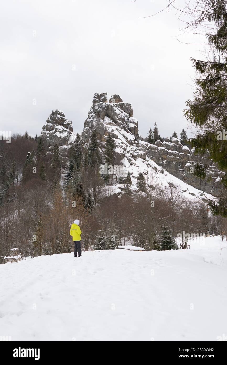 Ragazzo di 10 anni gioca nella neve sul pendio delle montagne. Messa a fuoco selettiva. Tustan. Carpazi. Ucraina Foto Stock